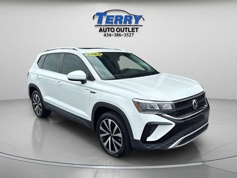 Used 2022 Volkswagen Taos SE w/ Panoramic Sunroof Package FWD image 3