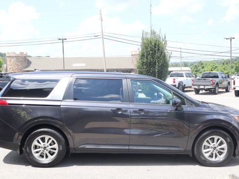 Used 2023 Kia Carnival LX FWD image 6