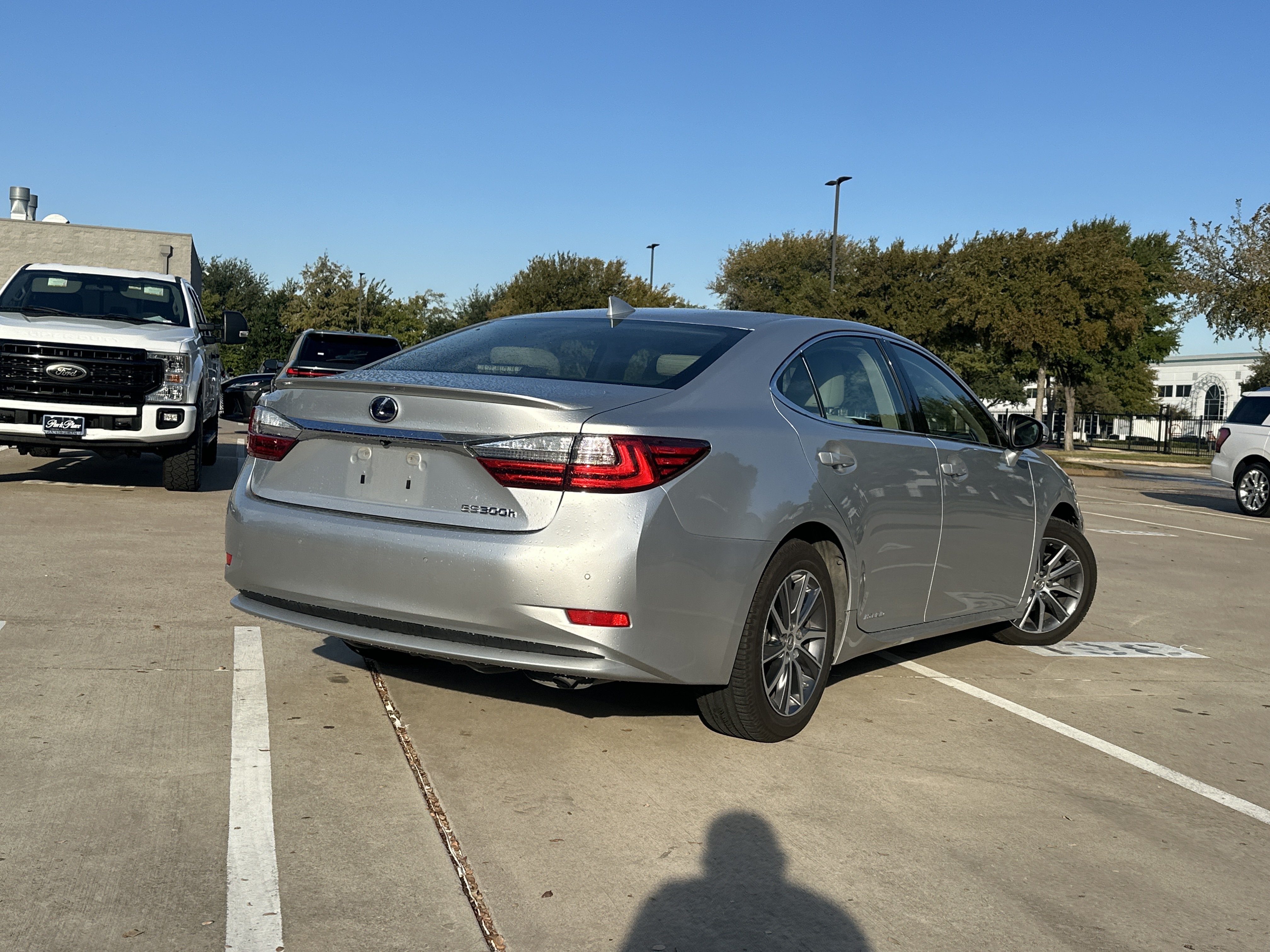 Used 2018 Lexus ES 300h w/ Luxury Package FWD image 2