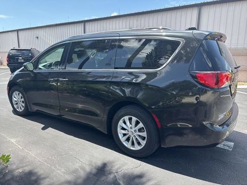 Used 2020 Chrysler Pacifica Touring-L FWD image 4