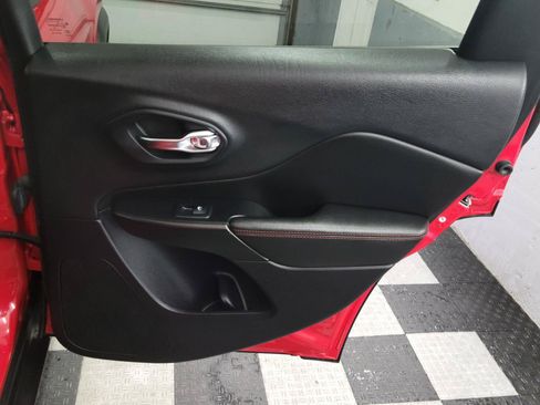 Used 2019 Jeep Cherokee Trailhawk AWD/4WD image 27