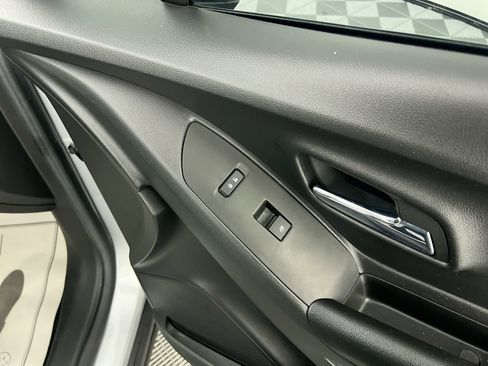 Used 2022 Chevrolet Trax LT w/ LT Convenience Package image 32