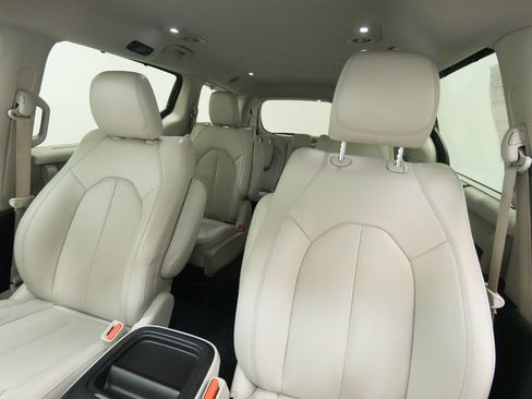 Used 2018 Chrysler Pacifica Touring-L FWD image 14