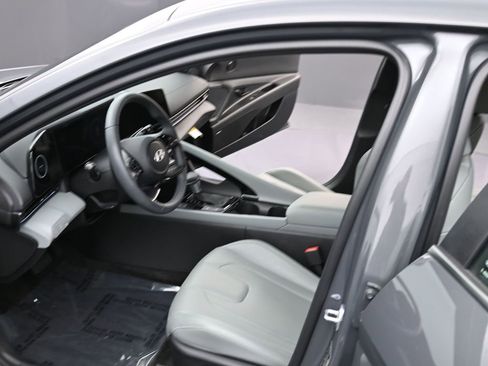 Certified 2025 Hyundai Elantra Limited image 11