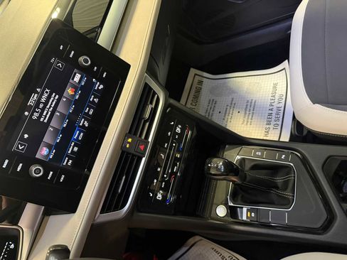 Certified 2025 Volkswagen Taos SE w/ Panoramic Sunroof Package image 36