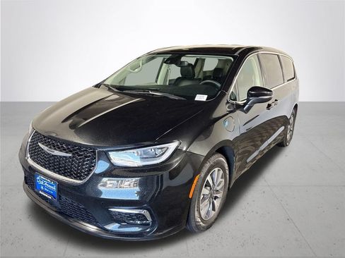 Used 2023 Chrysler Pacifica Touring-L FWD image 2