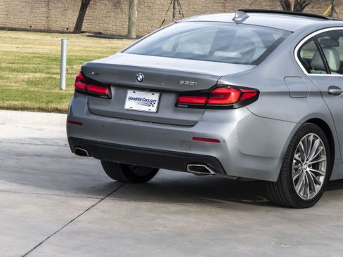 Used 2023 BMW 530i xDrive w/ Premium Package image 9