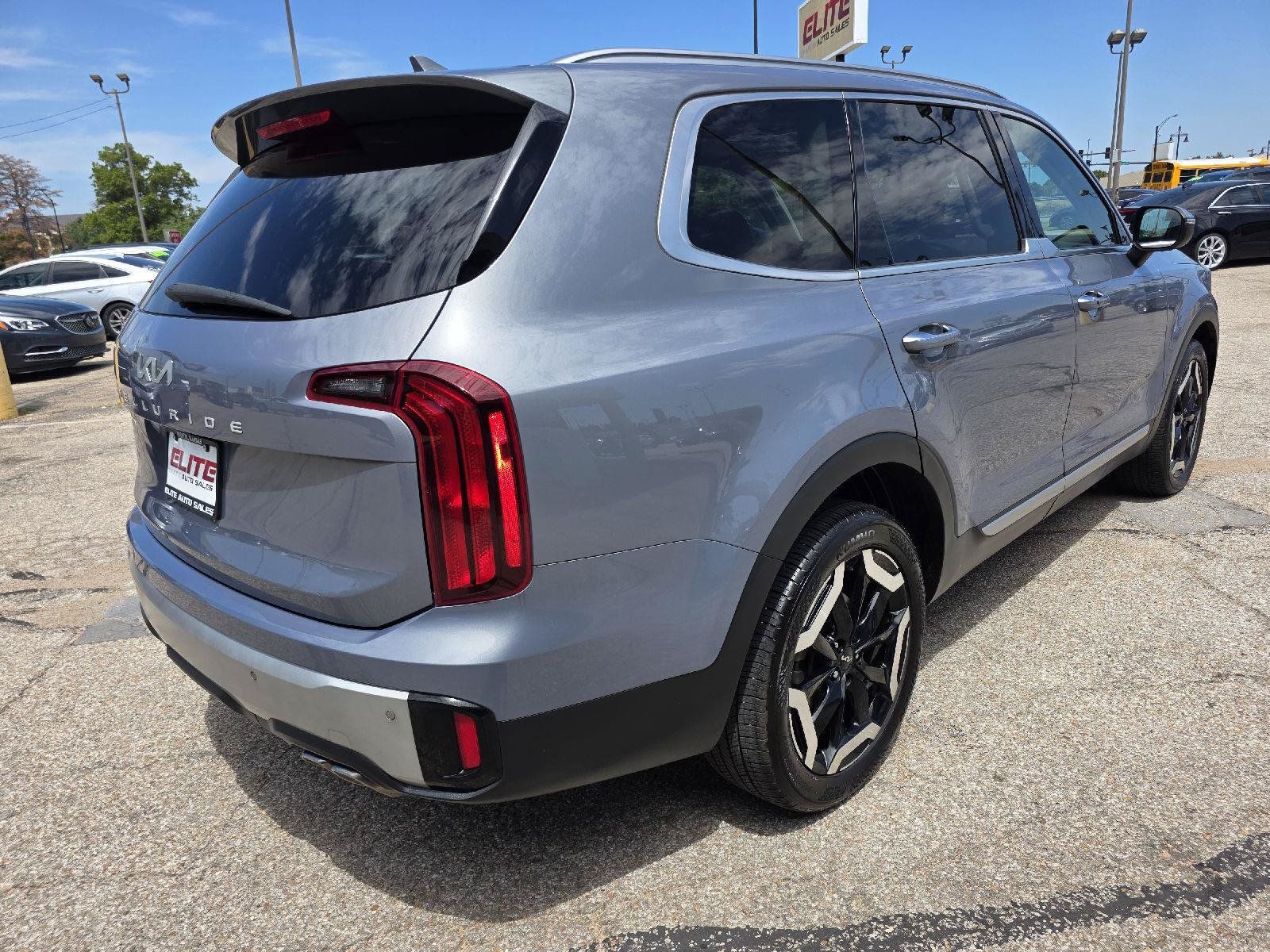 Used 2023 Kia Telluride S w/ S Sunroof Package FWD image 5