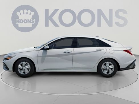 New 2026 Hyundai Elantra SE FWD image 4