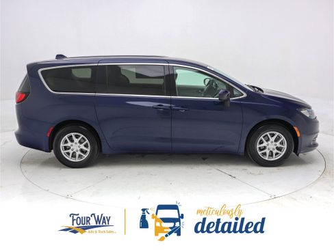 Used 2020 Chrysler Voyager LX image 2