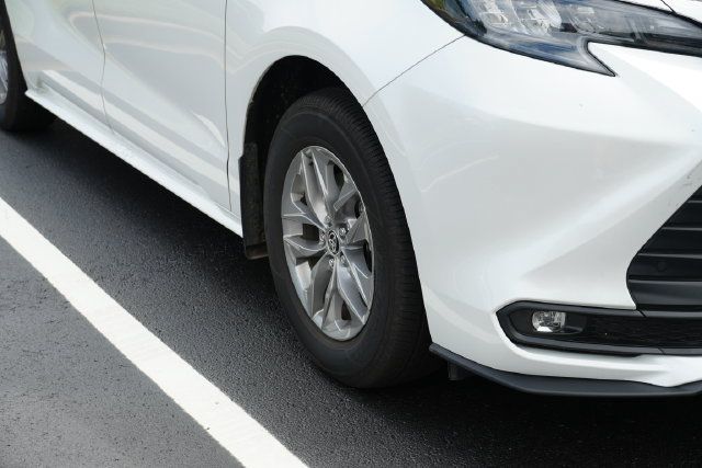 Used 2025 Toyota Sienna XLE FWD image 2