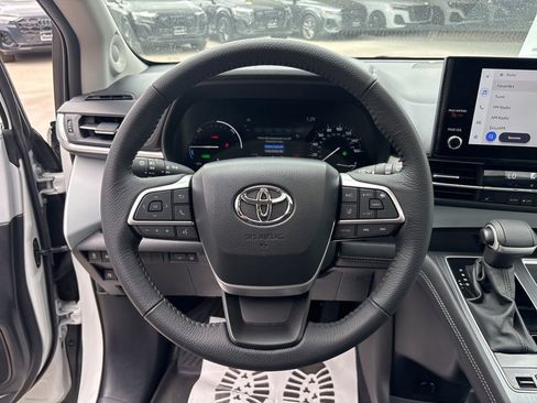 Used 2026 Toyota Sienna XLE FWD image 21