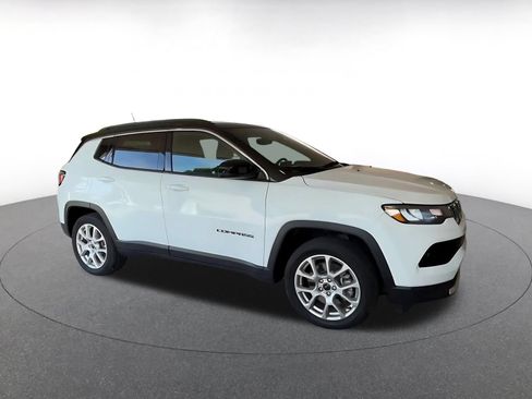 Used 2025 Jeep Compass Limited AWD/4WD image 2