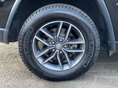 Used 2018 Jeep Grand Cherokee Limited image 12