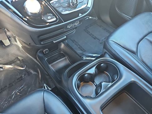 Used 2025 Chrysler Pacifica Select image 25