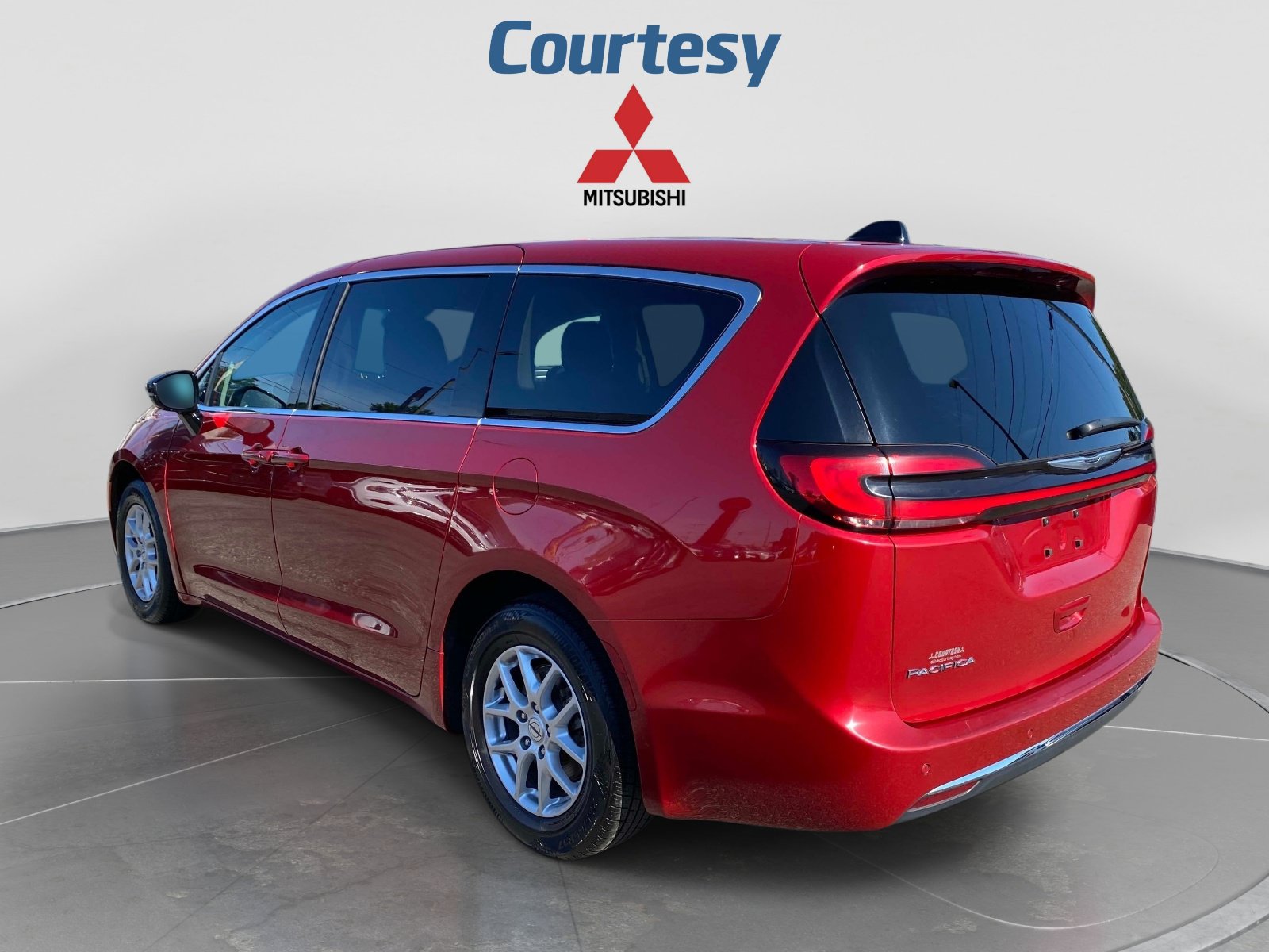 Used 2024 Chrysler Pacifica Touring-L FWD image 3
