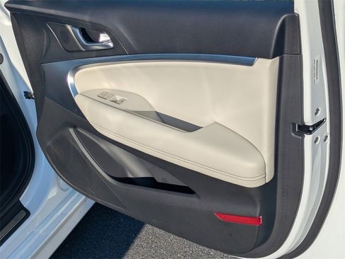 Used 2025 Genesis G70 2.5T image 13