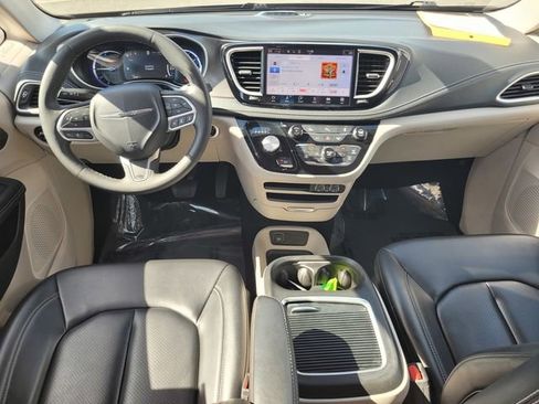 Used 2023 Chrysler Pacifica Touring-L image 16