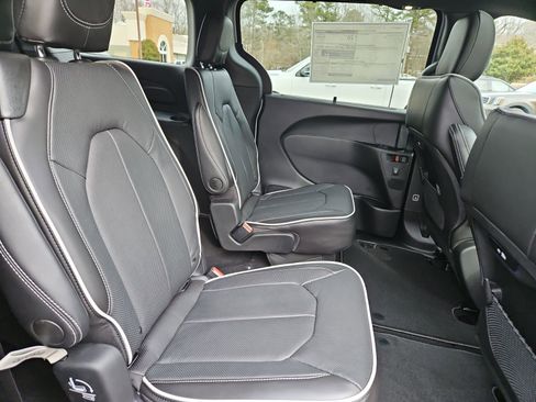 New 2026 Chrysler Pacifica Limited image 17
