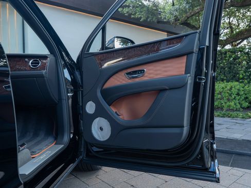 Certified 2025 Bentley Bentayga Extended Wheelbase AWD/4WD image 20