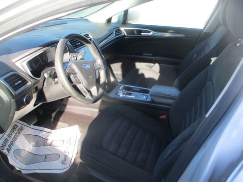 Used 2017 Ford Fusion SE w/ Fusion SE Technology Package image 10