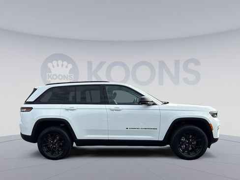 Used 2025 Jeep Grand Cherokee Altitude AWD/4WD image 8