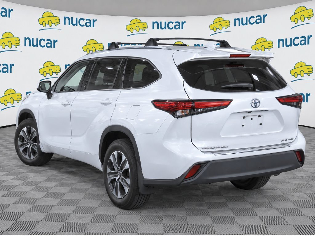 Used 2020 Toyota Highlander XLE AWD/4WD image 3