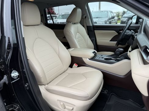 Used 2021 Toyota Highlander XLE FWD image 47