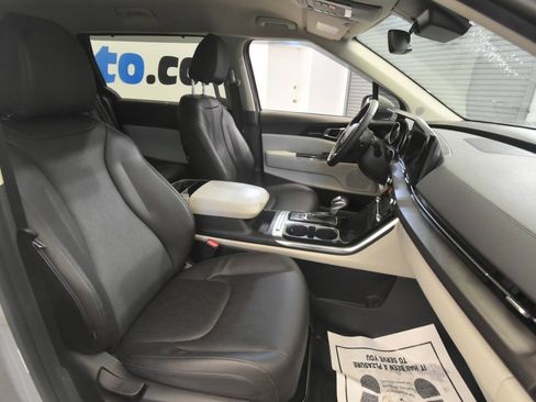 Used 2024 Kia Carnival EX FWD image 16