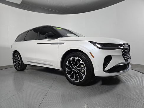 Used 2024 Lincoln Nautilus Reserve w/ Equipment Group 202A image 2