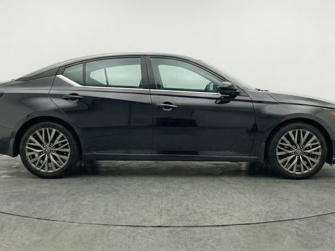 Used 2025 Nissan Altima 2.5 SV FWD image 11