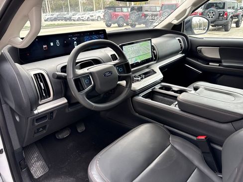 Certified 2025 Ford Expedition Active image 6