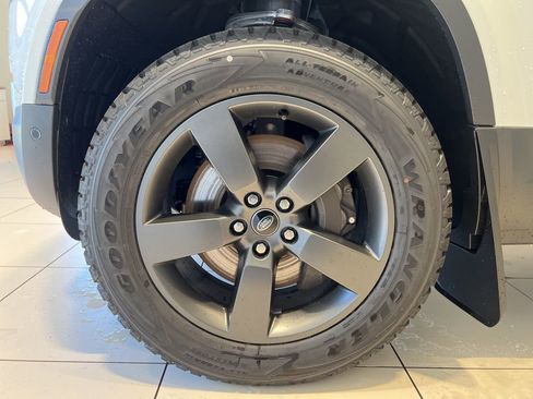 New 2024 Land Rover Defender 110 SE image 13