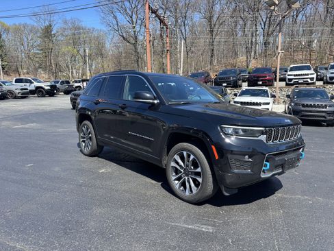 Used 2024 Jeep Grand Cherokee Overland w/ Luxury Tech Group IV image 3