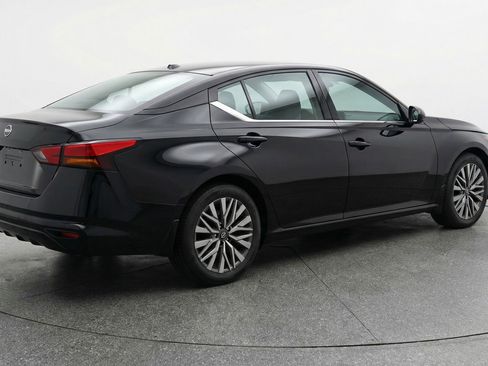 Used 2025 Nissan Altima 2.5 SV image 9