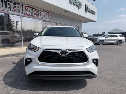 Used 2023 Toyota Highlander XLE image 4