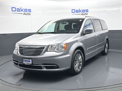 Used 2013 Chrysler Town & Country Touring-L w/ Driver Convenience Group FWD image 4