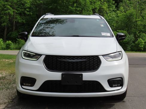 Used 2025 Chrysler Pacifica Limited FWD image 4