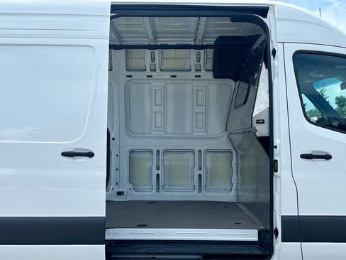 Used 2025 Mercedes-Benz Sprinter 2500 image 14