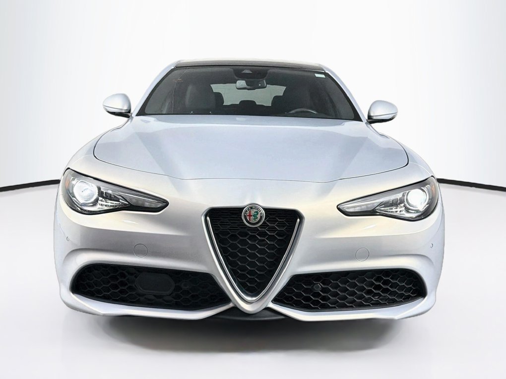 Used 2022 Alfa Romeo Giulia Ti RWD image 2