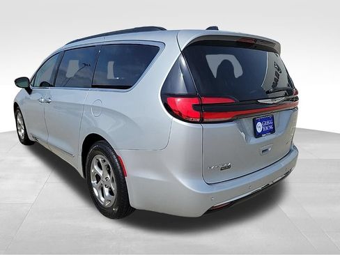Used 2023 Chrysler Pacifica Limited FWD image 4