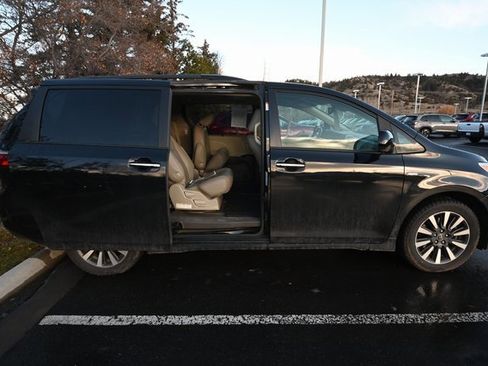 Used 2018 Toyota Sienna XLE Premium image 12