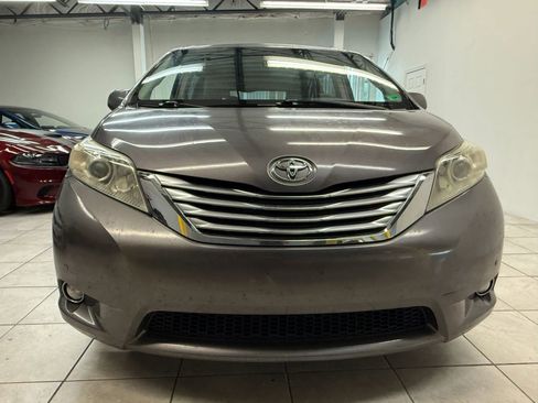 Used 2011 Toyota Sienna Limited image 2