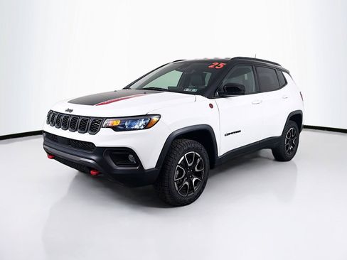 Used 2025 Jeep Compass Trailhawk AWD/4WD image 6