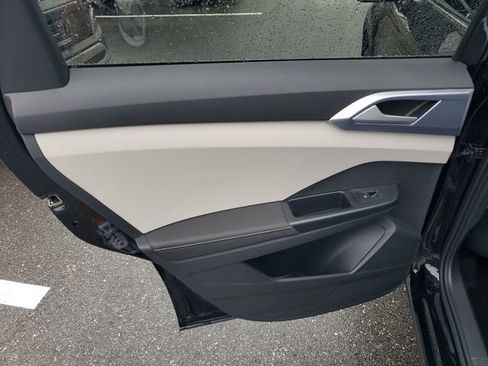 New 2026 Volkswagen Taos SE image 9