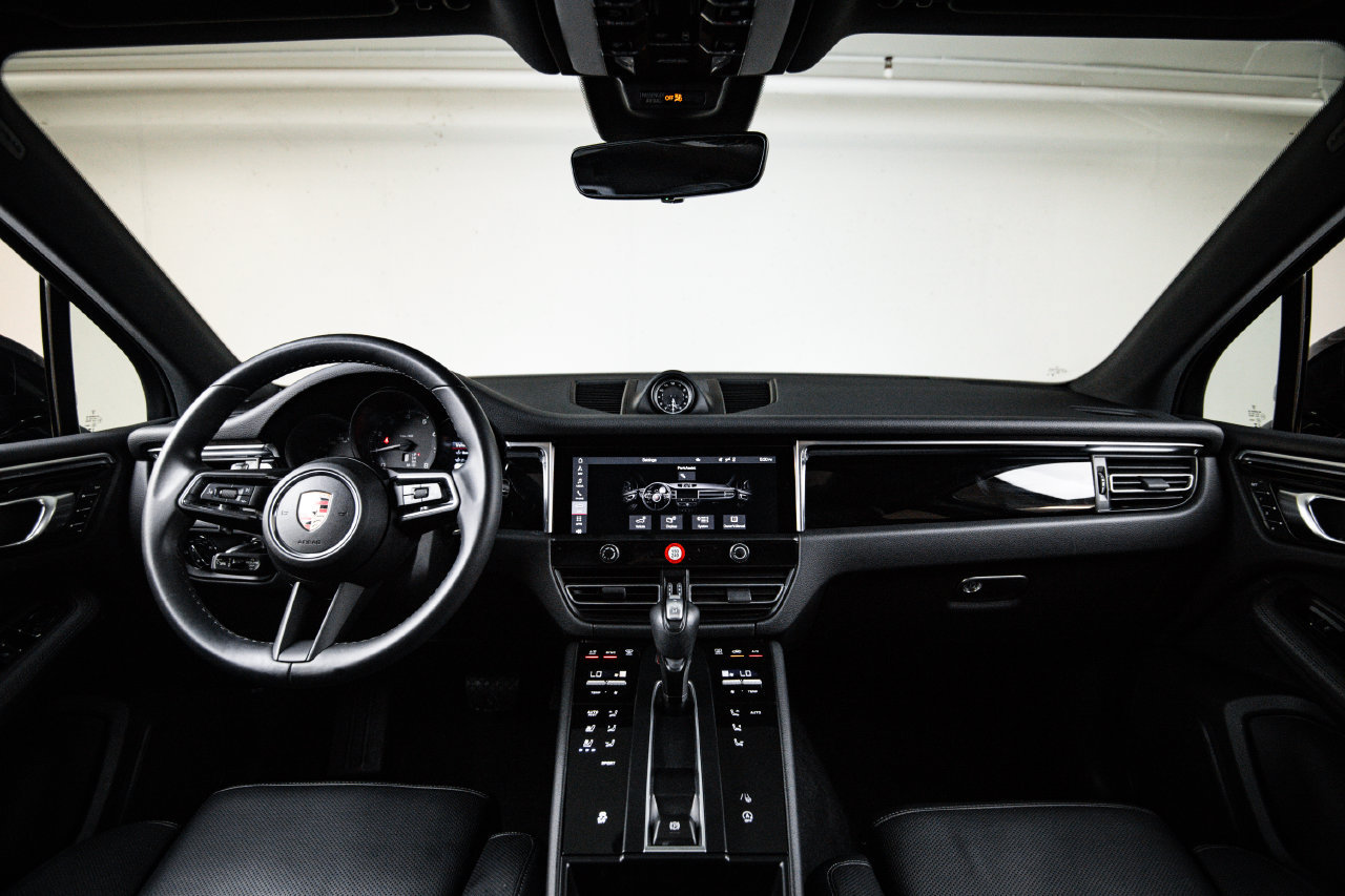 Certified 2023 Porsche Macan AWD/4WD image 25