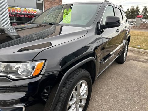 Used 2021 Jeep Grand Cherokee Laredo image 2