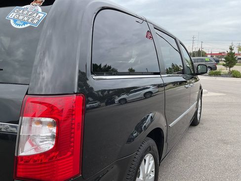 Used 2015 Chrysler Town & Country Touring w/ Driver Convenience Group FWD image 8