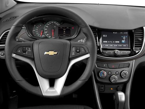 Used 2017 Chevrolet Trax LT w/ LT Convenience Package AWD/4WD image 4
