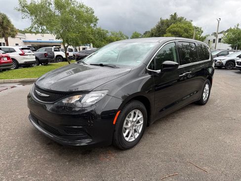 Used 2023 Chrysler Voyager LX FWD image 3